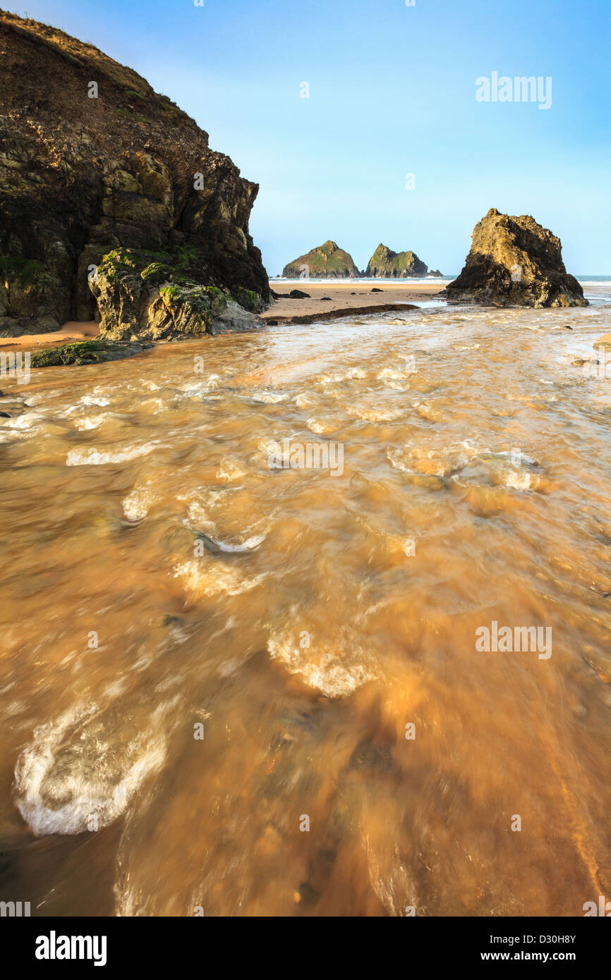 Der Fluss am Holywell Bay Beach, gefangen genommen, nachdem ein Zauber von nassem Wetter eine kurze Verschlusszeit verwenden. Stockfoto