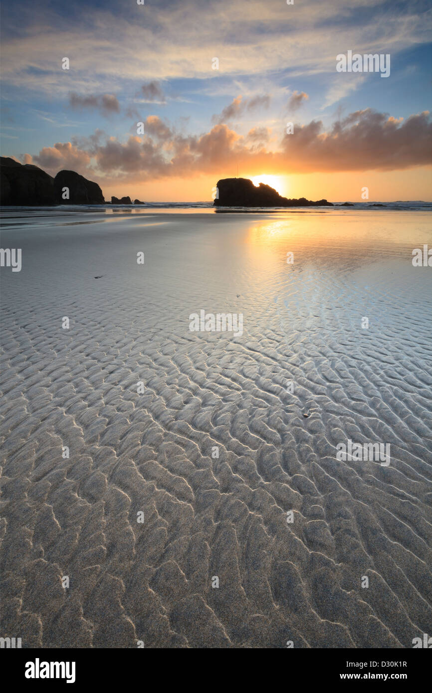 Sand Muster an Perranporth Strand in Cornwall, erfasst bei Sonnenuntergang Stockfoto