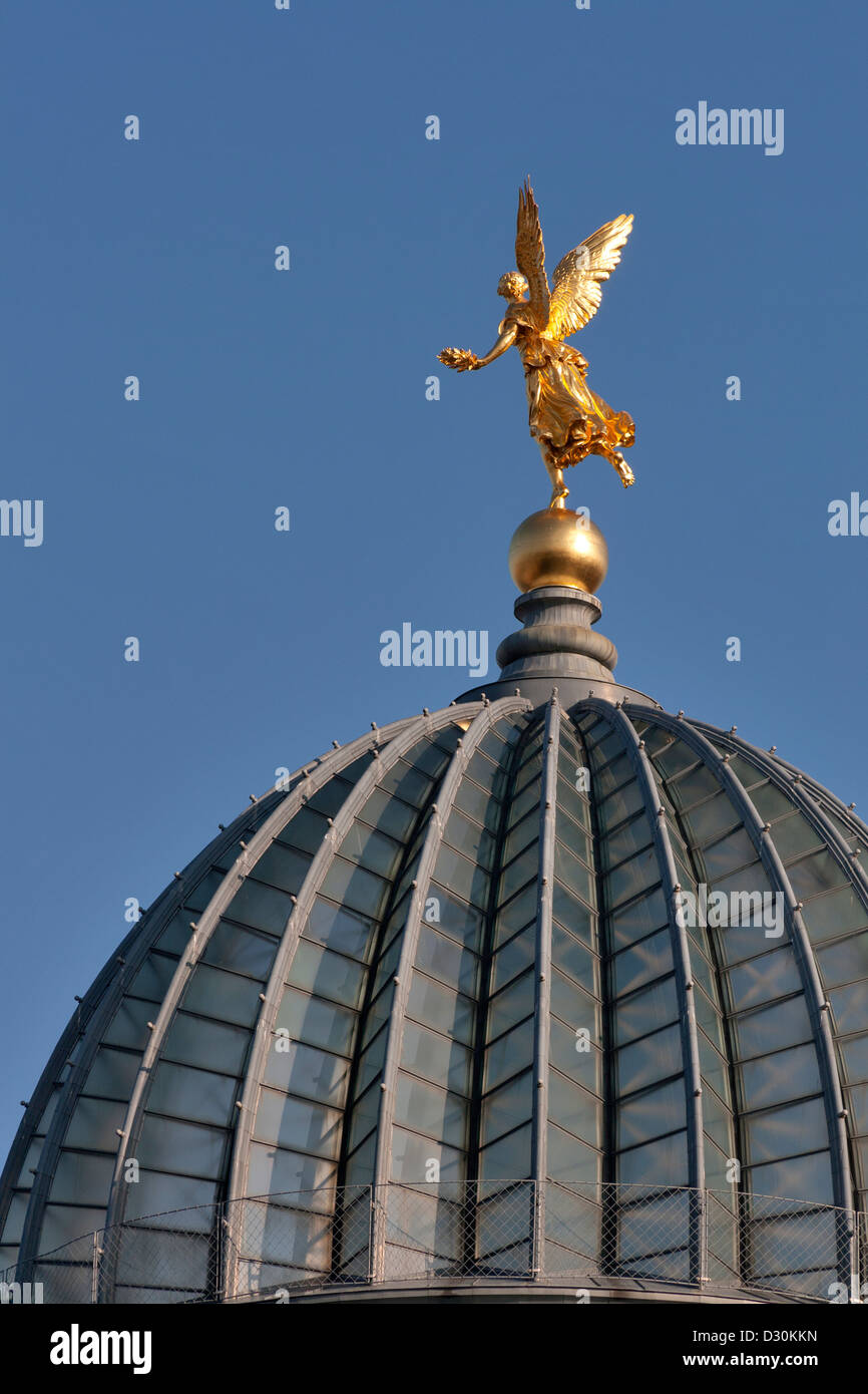 Goldener Engel auf dem Dach des Universitätsgebäudes in Dresden, Deutschland. Hinten Sie Ansicht von. Stockfoto