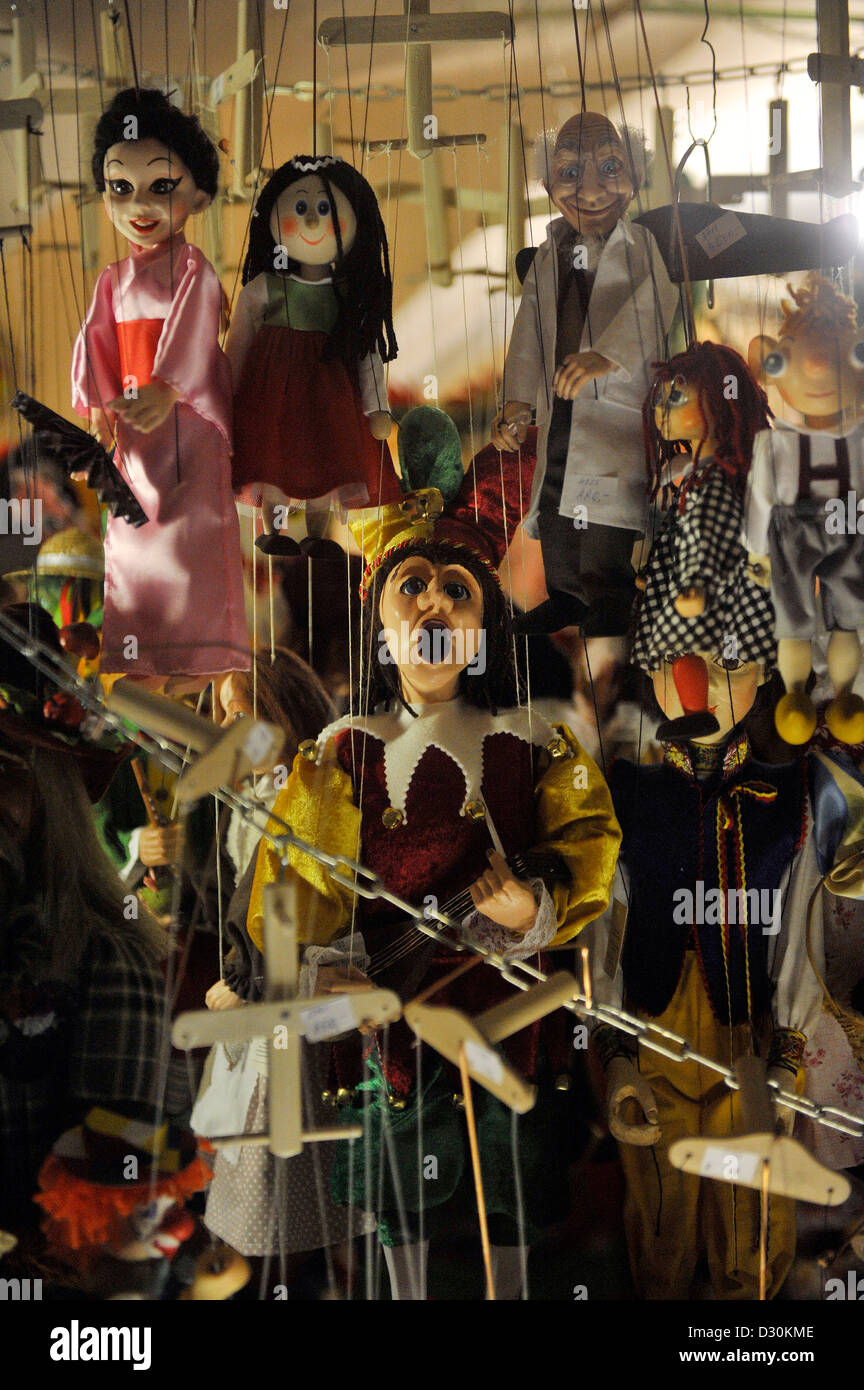 Marionetten hängen im Fenster eines Ladens in Prag, Tschechische Republik Stockfoto