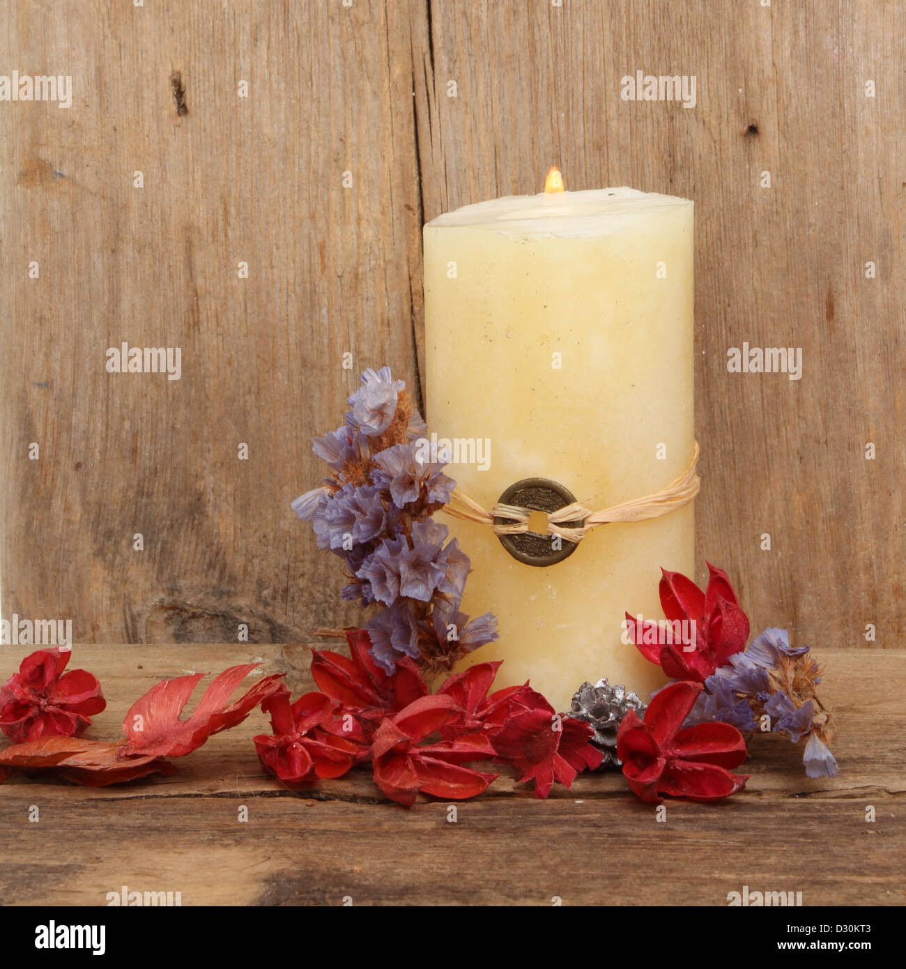 Blasse Feng Shui Kerze und Potpourri auf alte verwitterte Holz Stockfoto