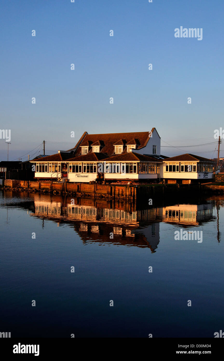 Ein Blick auf das Riverside Restaurant West Bay Dorset Stockfoto