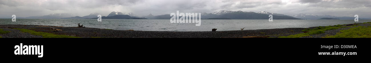Stürmische Panorama der Kachemak Bay und Kenai Mountains gesehen von Homer Spit, Homer, Alaska, USA Stockfoto
