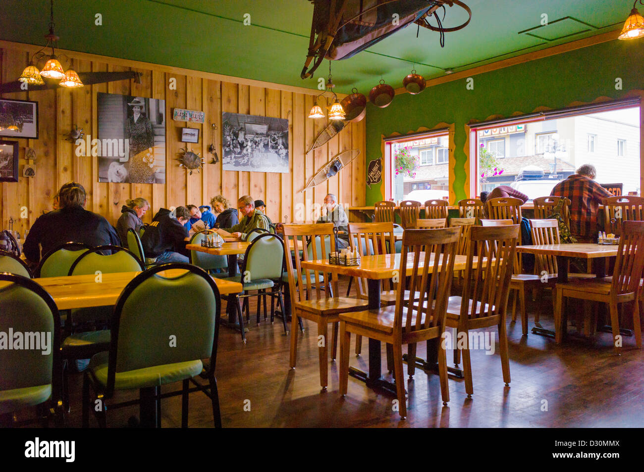 Touristen und einheimische Hotelrestaurant Alaska Nellie Roadhouse, Seward, Alaska, USA Stockfoto