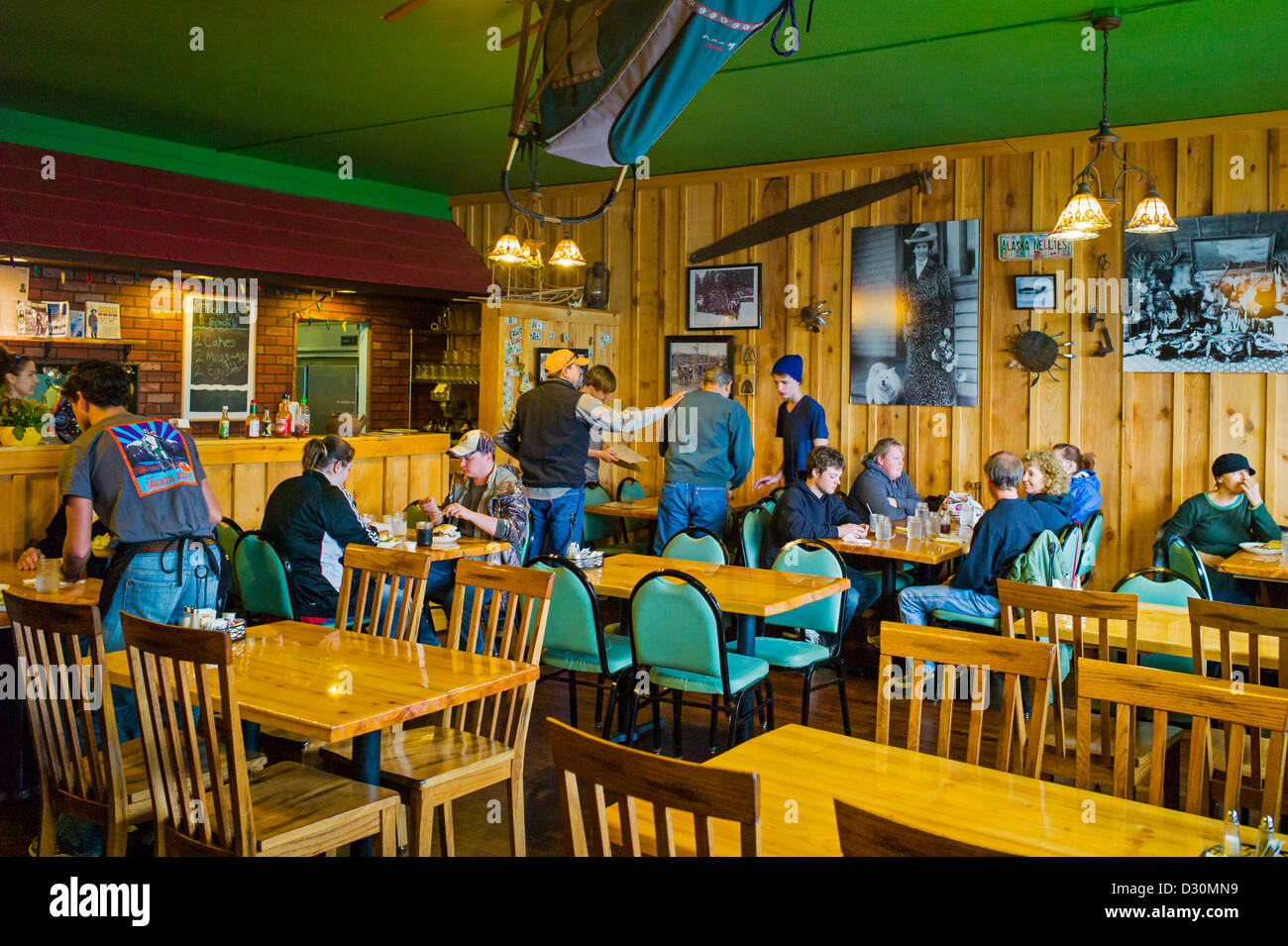 Touristen und einheimische Hotelrestaurant Alaska Nellie Roadhouse, Seward, Alaska, USA Stockfoto
