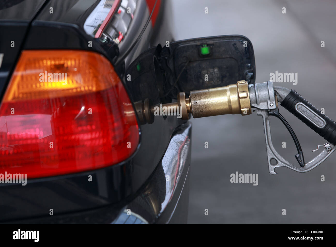 Berlin, Deutschland, Foto-Symbol, ein Auto mit Gas füllen Stockfoto