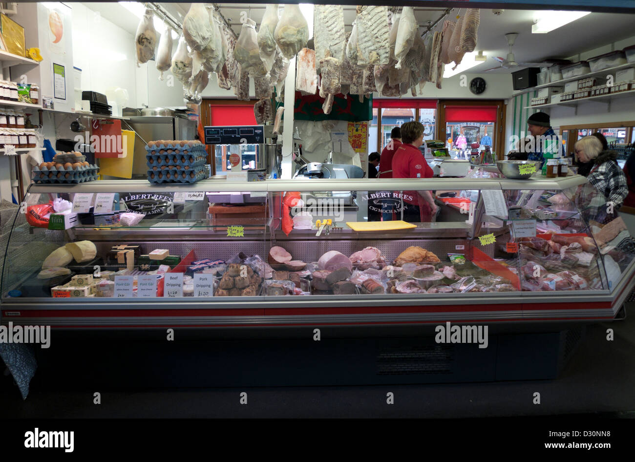 Albert Rees Bauernhof Metzger verkaufen Frischfleisch hängen Schweinefleisch in der Markthalle in Carmarthen, Carmarthenshire, Wales, UK Stockfoto