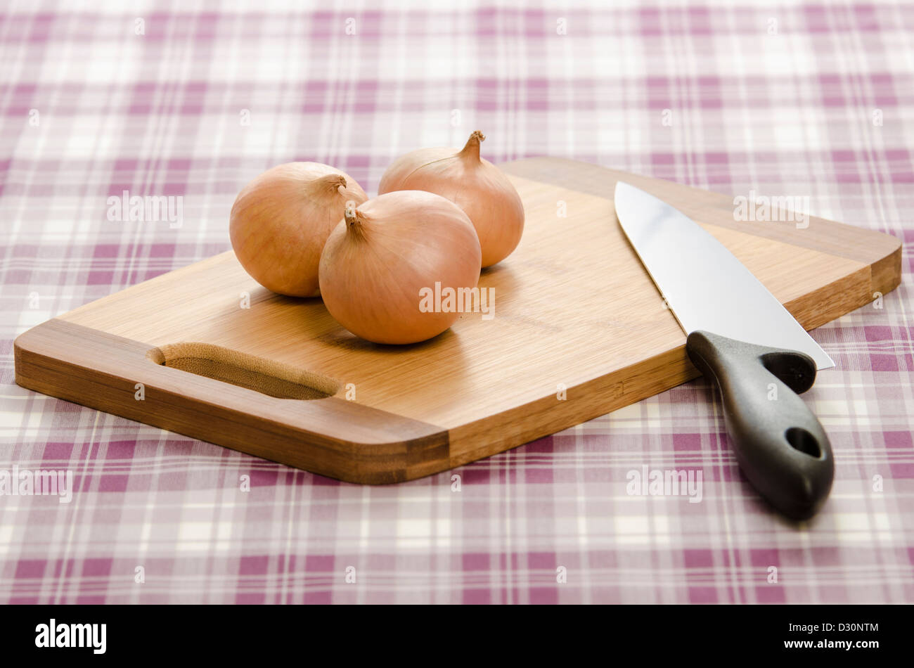 Zwiebeln und Messer auf Schneidebrett. Frisches Gemüse bereit, Küche geschlagen werden. Stockfoto