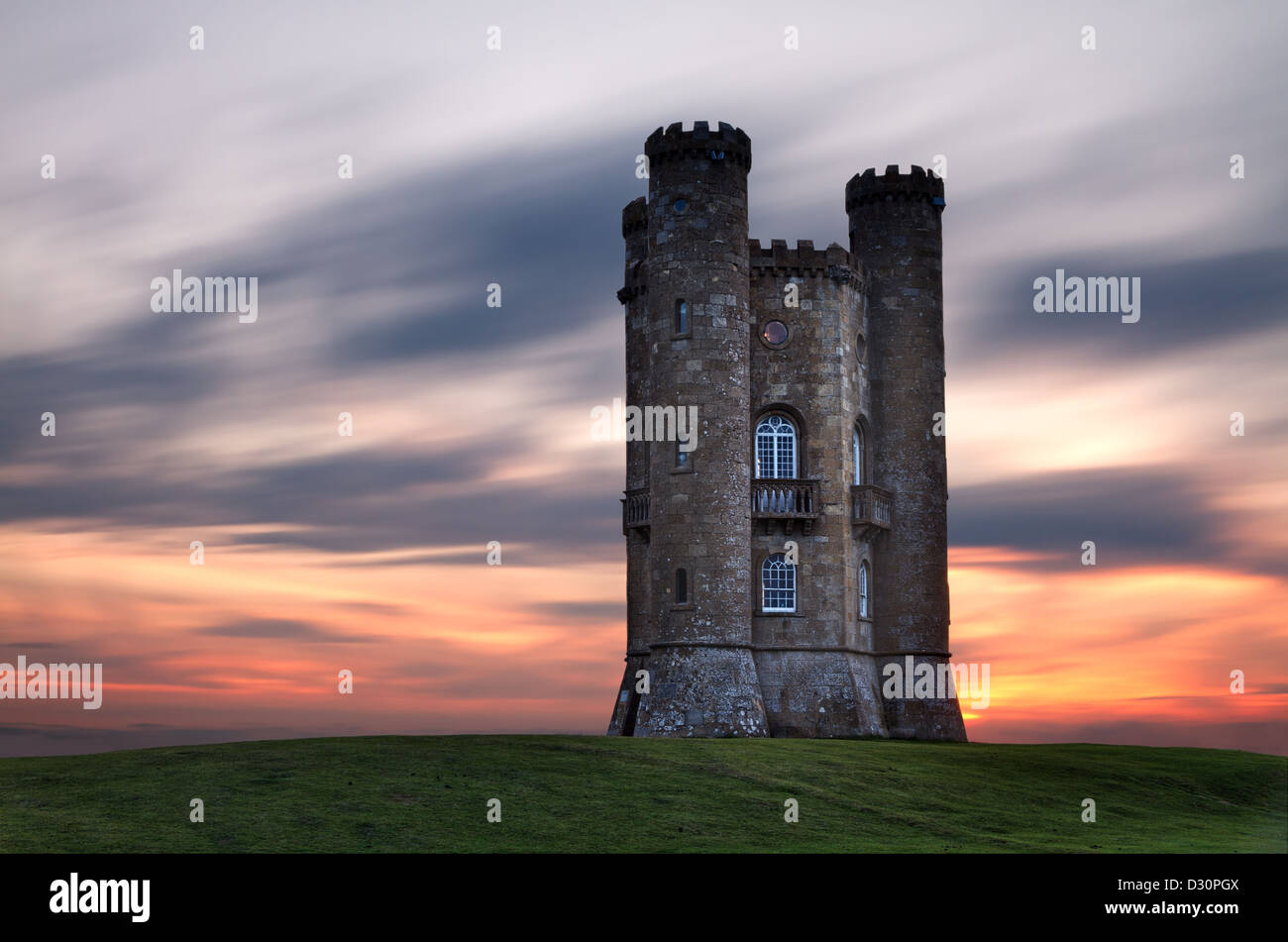 Broadway Tower in der Abenddämmerung, Cotswolds, UK Stockfoto