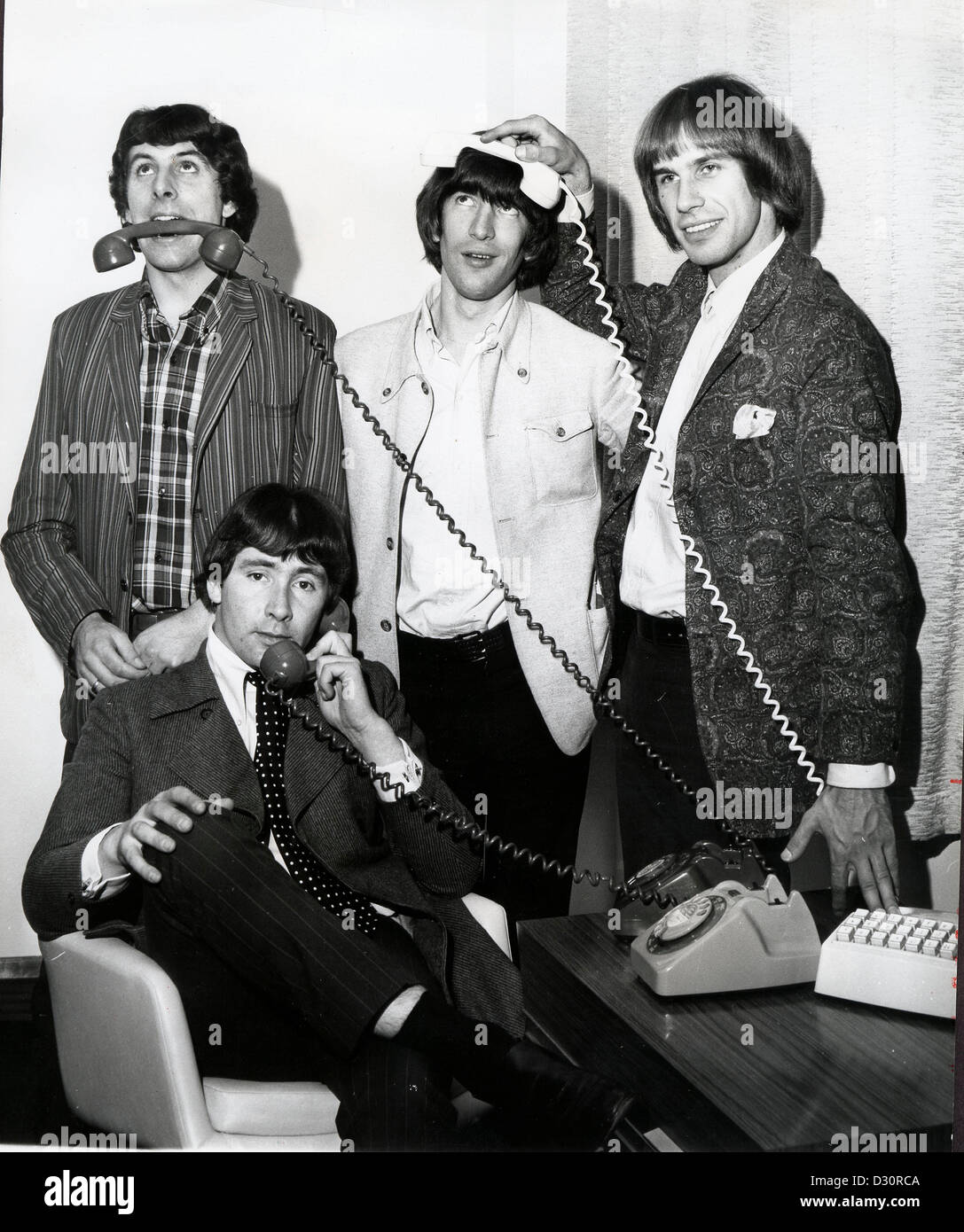 5. Februar 2013 - ist REG PRESLEY, Sänger mit der 1960er Jahre britische Rock-Band The Troggs, im Alter von 71 Jahren gestorben. Die Frontmann starb in seinem Haus in Hampshire, umgeben von seiner Familie, seiner Tochter Karen sagte. Die Troggs hatte eine Reihe von Hits, darunter Wild Thing "und" Love Is All Around, die in den 90er Jahren mit großem Erfolg von Wet Wet Wet bedeckt war. Presley hatte seinen Rücktritt vom Musik nach krank während eines Konzerts in Deutschland und bei ihm Lungenkrebs diagnostiziert wird vor einem Jahr angekündigt. Bild: 5. August 1970 - London, England, U.K - Sänger Musiker 'The Troggs' sind eine englische Rockband aus den 19 Stockfoto
