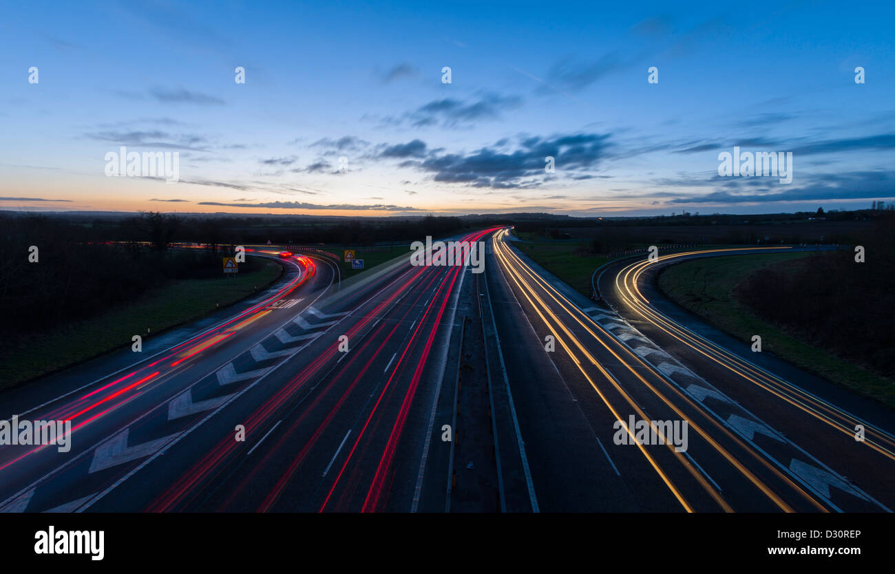 Rush Hour an der Kreuzung der Autobahn M40 12 in Gaydon aus der B4451 in den Midlands bei Sonnenaufgang, Warwickshire, England, UK Stockfoto