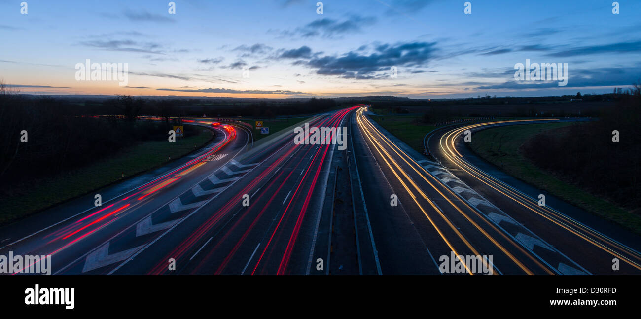 Rush Hour an der Kreuzung der Autobahn M40 12 in Gaydon aus der B4451 in den Midlands bei Sonnenaufgang, Warwickshire, England, UK Stockfoto