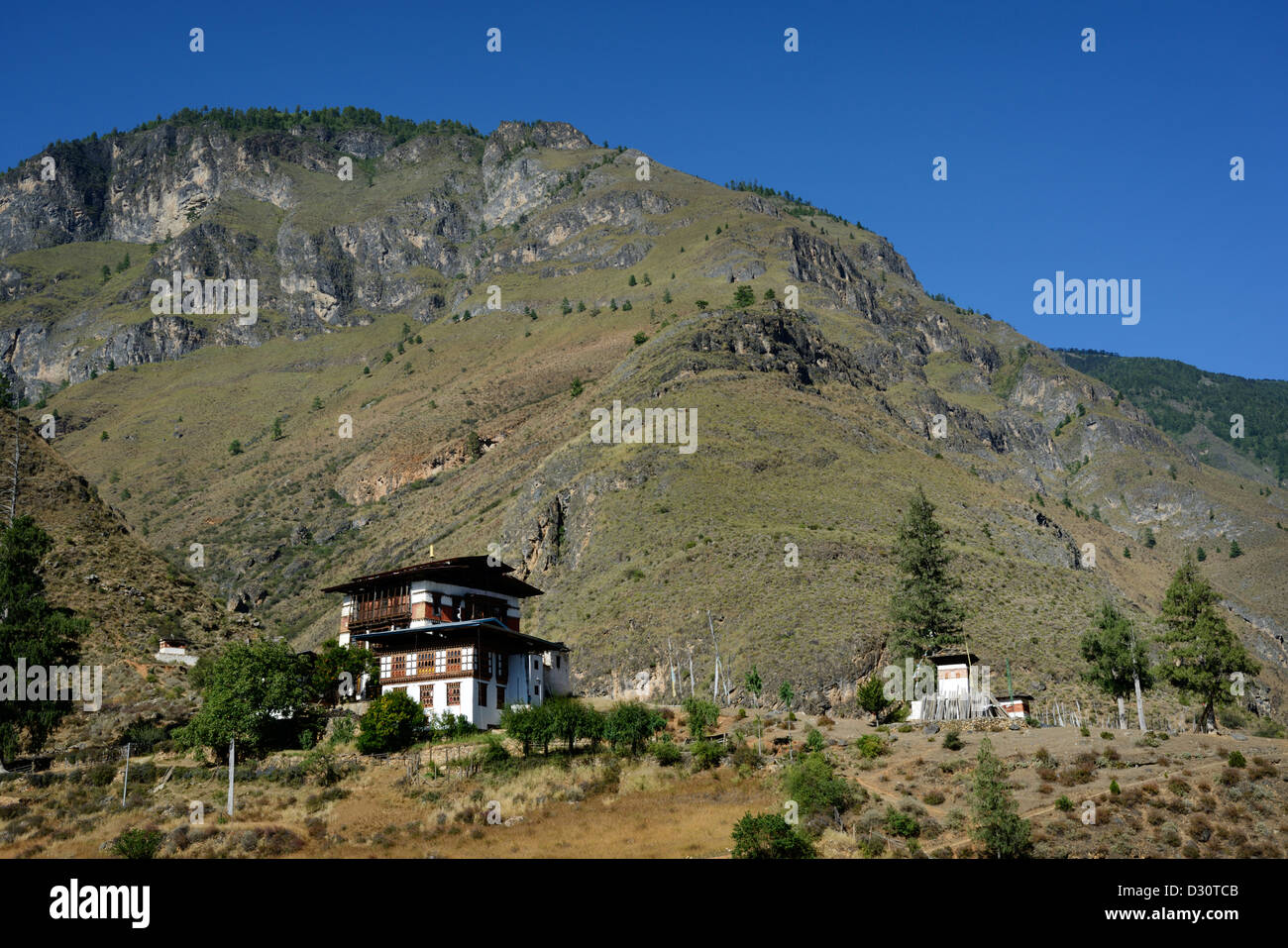 Bhutan-Tempel, Tachog Lhakhang, mit Berg in Ferne, 36MPX, HI-RES Stockfoto