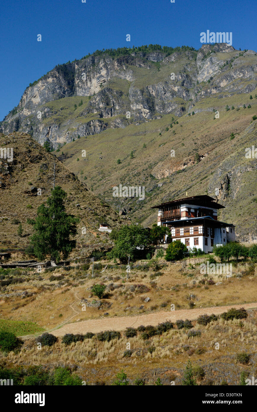 Bhutan-Tempel, Tachog Lhakhang, mit Berg in Ferne, 36MPX, HI-RES Stockfoto