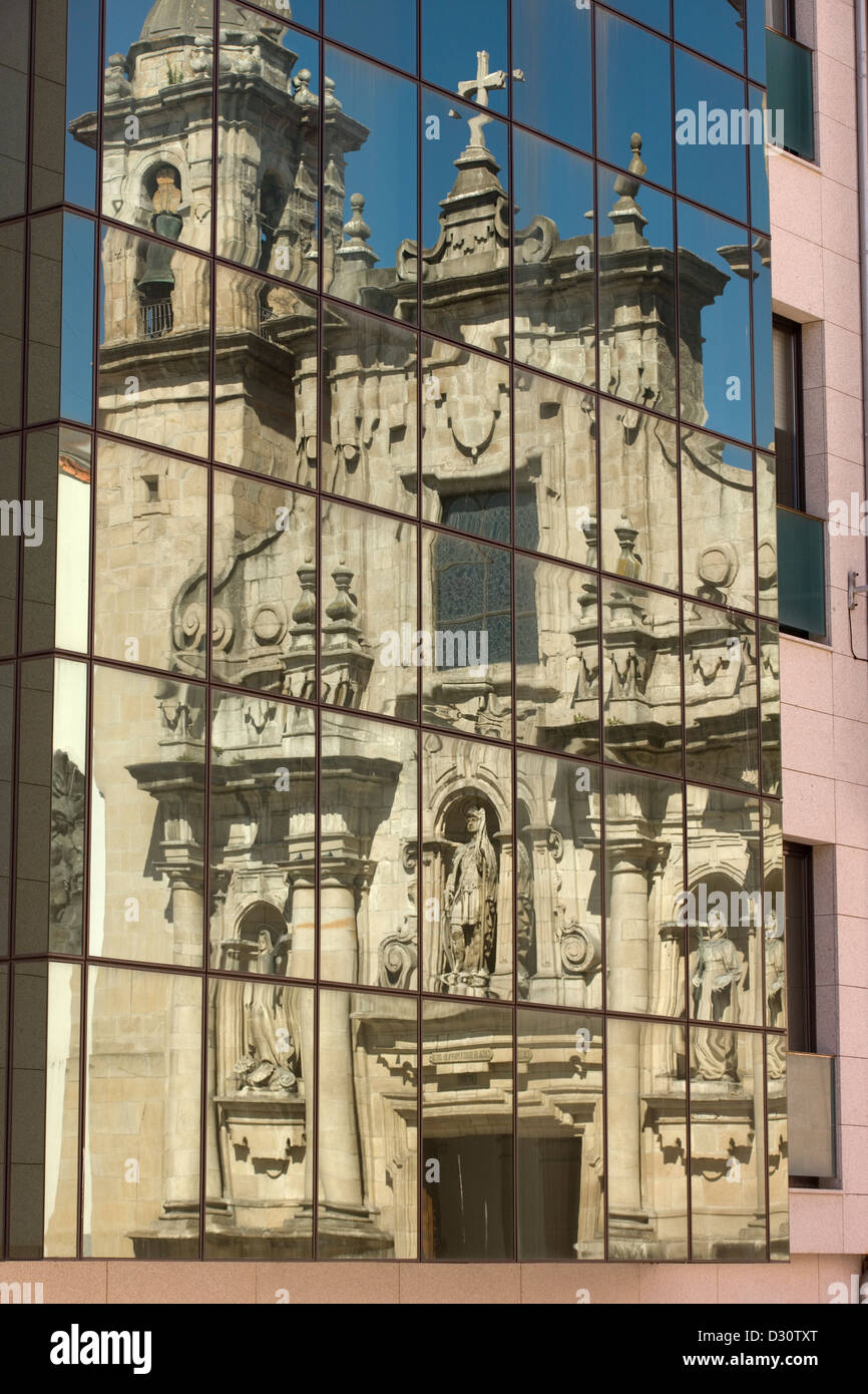 REFLEXION DER KIRCHE PARROQUIA DE SAN JORGE IN GLASFENSTER DES MODERNEN GEBÄUDES LA CORUNA GALIZIEN SPANIEN Stockfoto