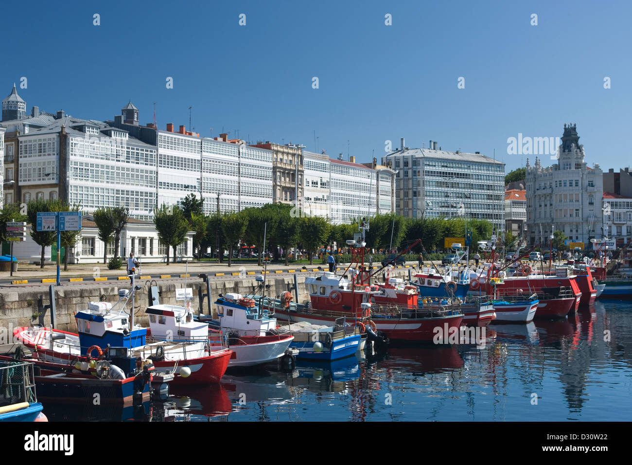 FISCHERBOOTE IM HAFEN AVENIDA DA MARINA LA CORUNA GALIZIEN SPANIEN Stockfoto