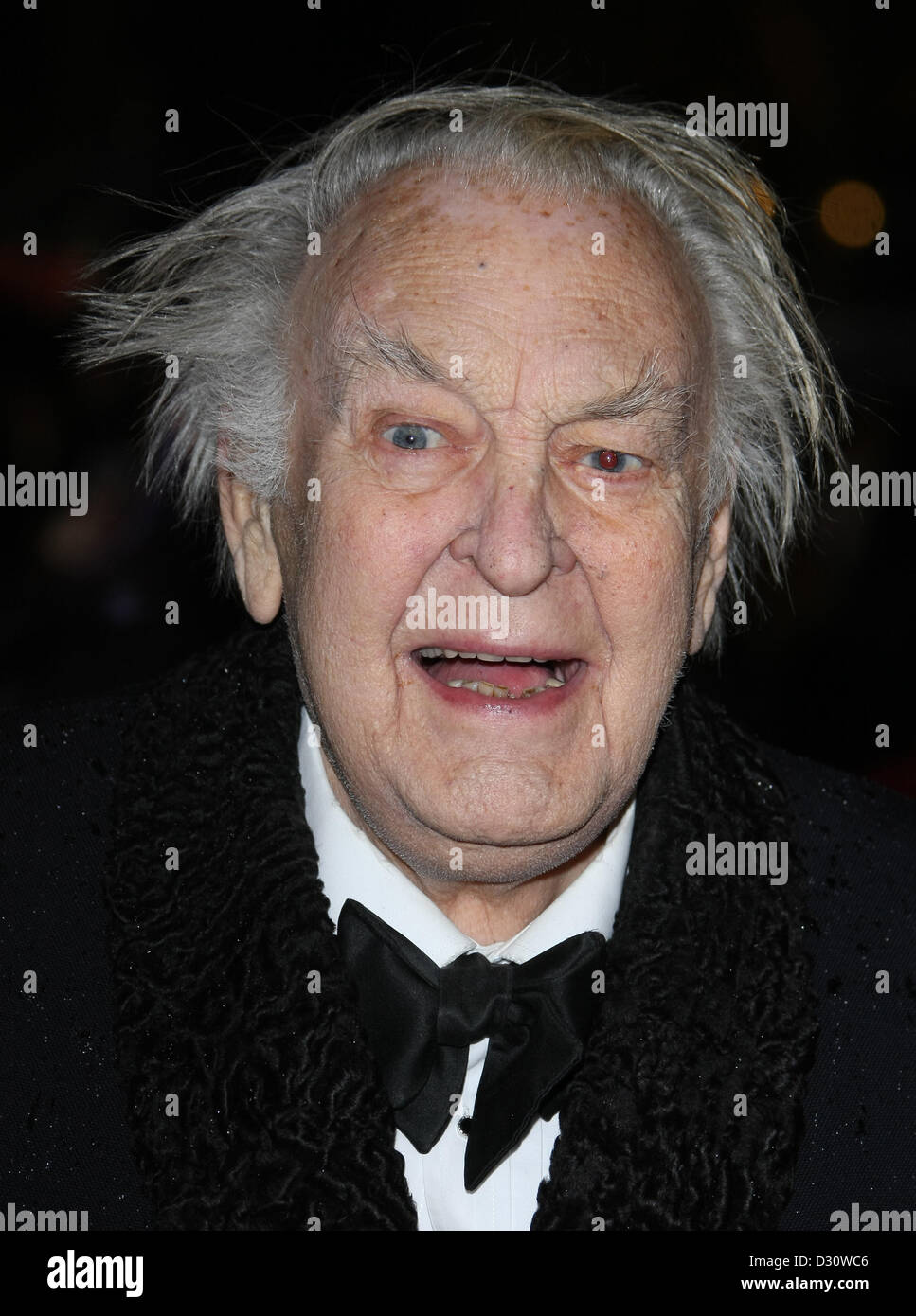 DONALD SINDEN LAUF FÜR DEINE FRAU. FILM PREMIERE LONDON ENGLAND UK 5. Februar 2013 Stockfoto