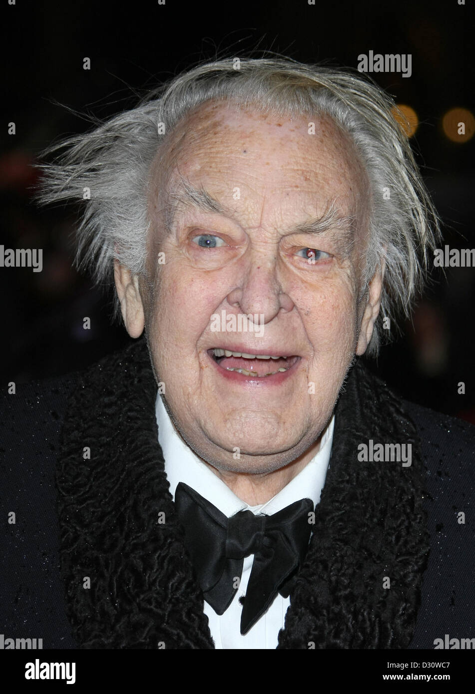 DONALD SINDEN LAUF FÜR DEINE FRAU. FILM PREMIERE LONDON ENGLAND UK 5. Februar 2013 Stockfoto