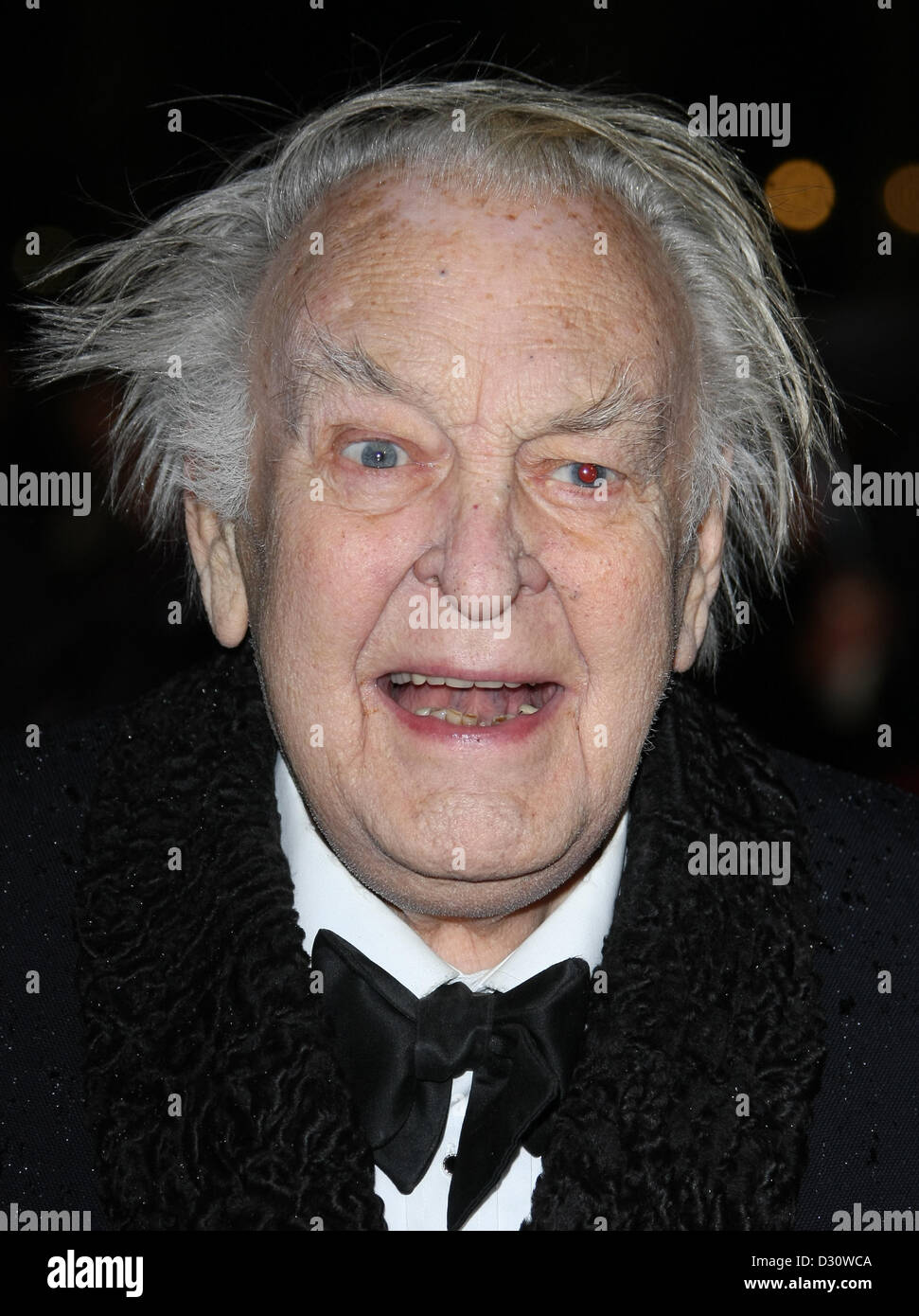 DONALD SINDEN LAUF FÜR DEINE FRAU. FILM PREMIERE LONDON ENGLAND UK 5. Februar 2013 Stockfoto