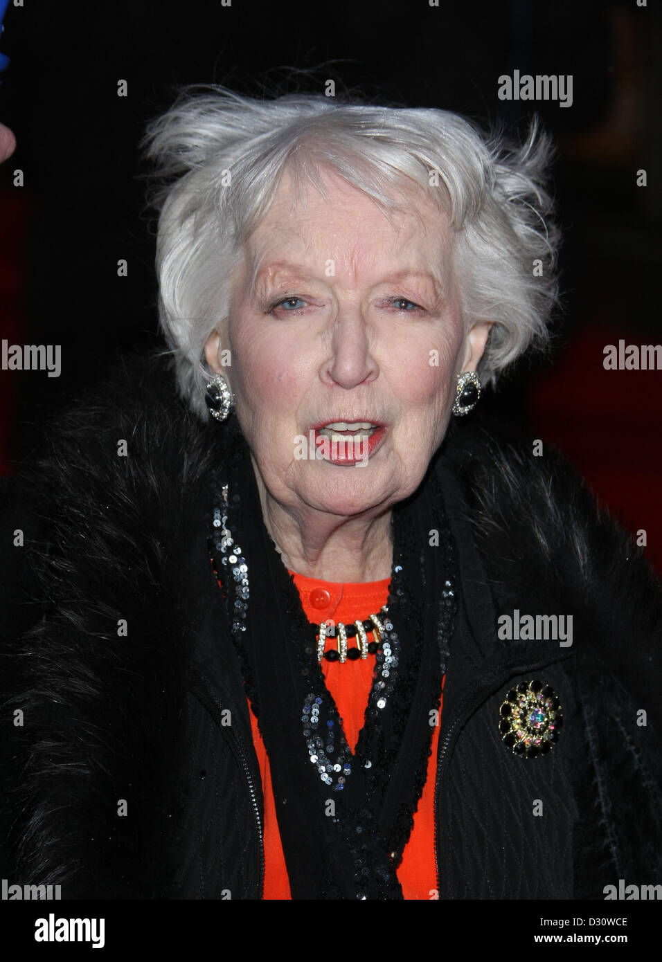 JUNE WHITFIELD LAUF FÜR DEINE FRAU. FILM PREMIERE LONDON ENGLAND UK 5. Februar 2013 Stockfoto
