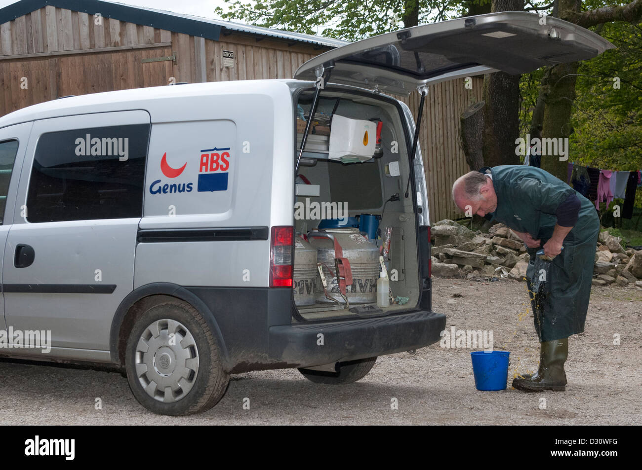 Künstliche Befruchtung Techniker seine Tücher Desinfektion, nachdem er auf Bauernhof Reisen Krankheit zu verhindern. Stockfoto