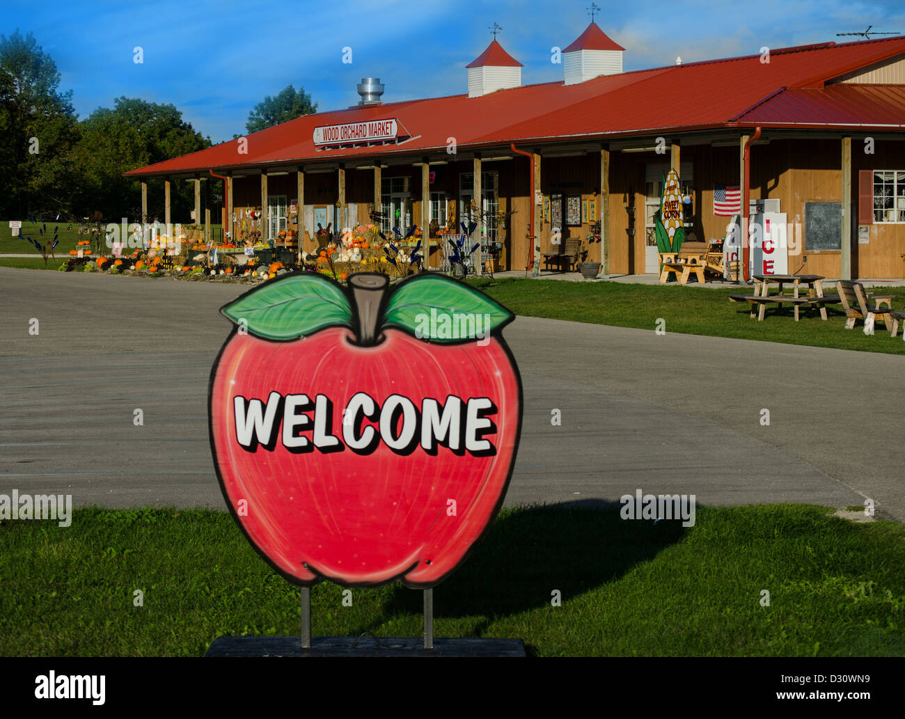 Willkommensschild für Holz-Obstgarten-Markt in Door County Stadt von Egg Harbor, Wisconsin Stockfoto