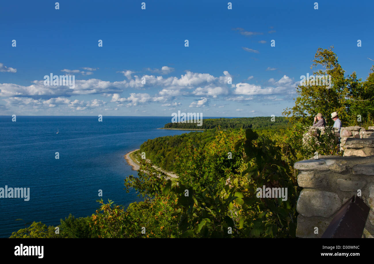 Touristen auf Svens Bluff malerischen Blick auf Blick auf Green Bay im Peninsula State Park in Door County, Wisconsin Stockfoto