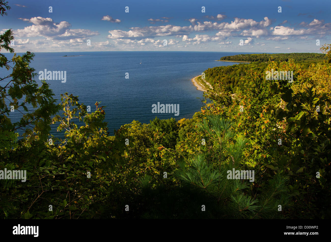 Touristen auf Svens Bluff malerischen Blick auf Blick auf Green Bay im Peninsula State Park in Door County, Wisconsin Stockfoto