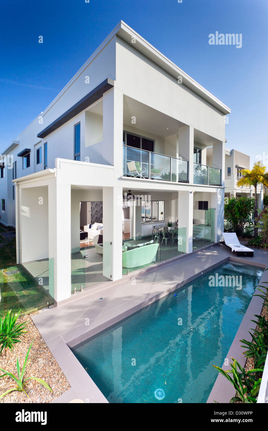 Stilvolle neue Haus mit überdachter Terrasse und Swimming pool Stockfoto