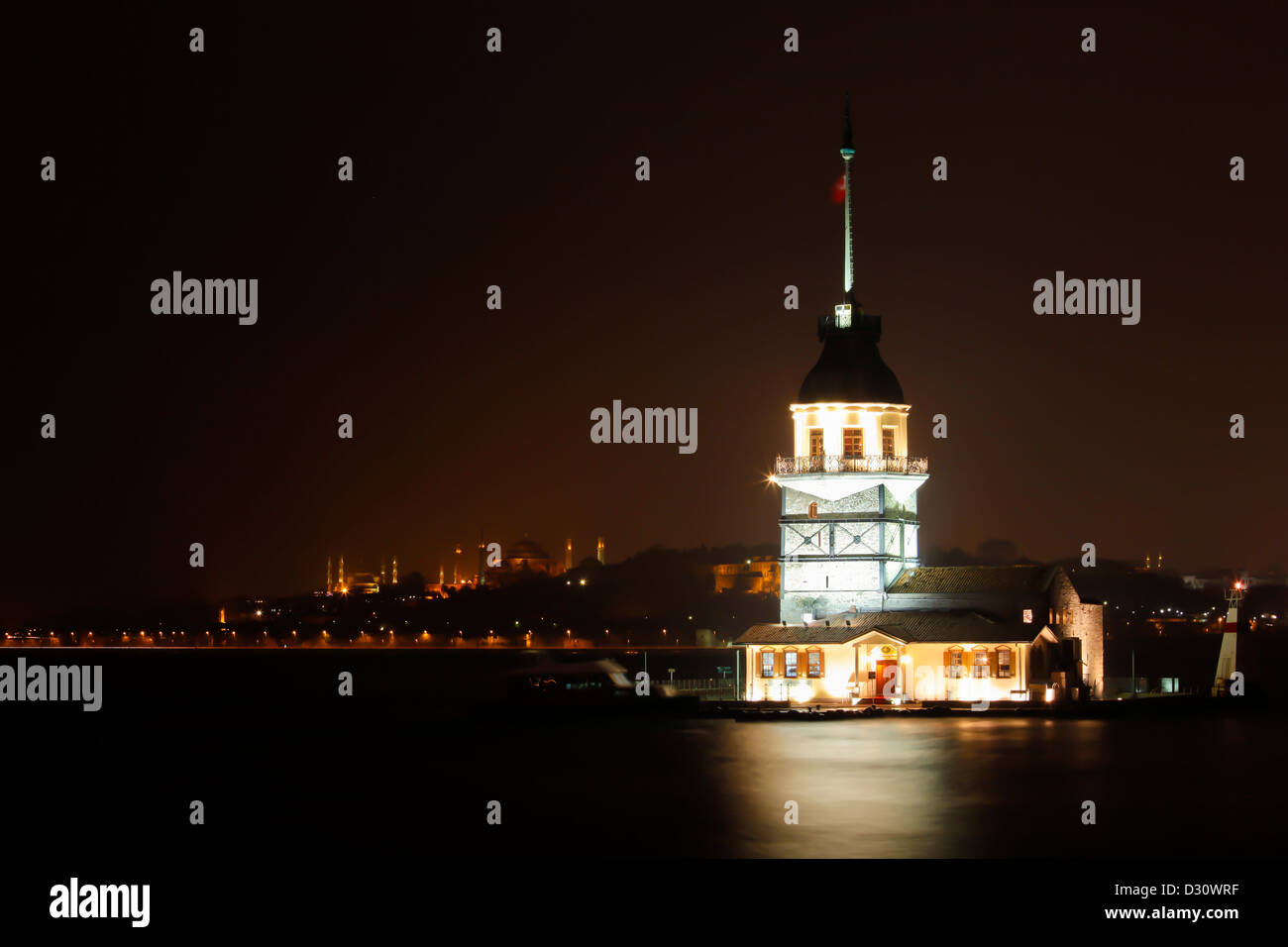 ISTANBUL TÜRKEI - Maiden's Tower bei Nacht mit Flutlicht mit Minaretten der Hagia Sophia und der Blauen Moschee, Uskudar, Bosporus Stockfoto