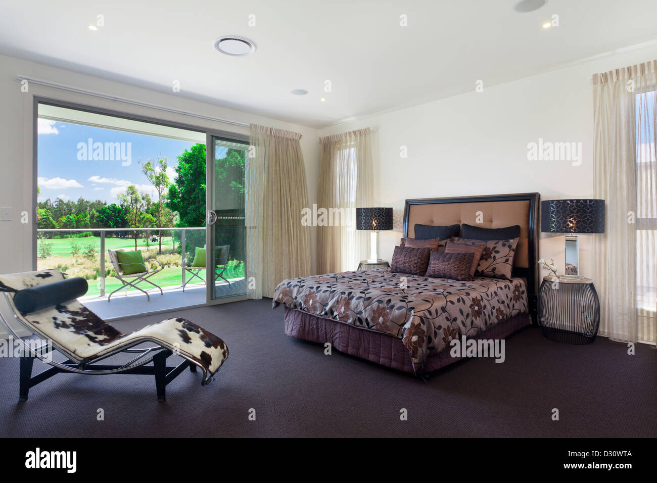 Stilvolle Schlafzimmer mit Doppelbett im australischen Herrenhaus Stockfoto