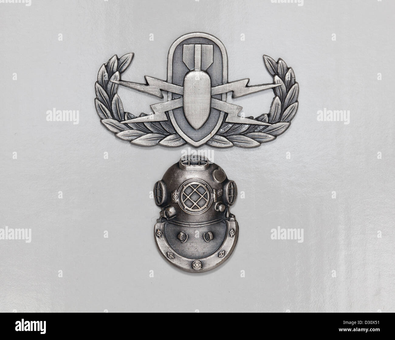 Explosive Artillerie-Beseitigung (EOD) Abzeichen über 2. Klasse Taucher Abzeichen Stockfoto