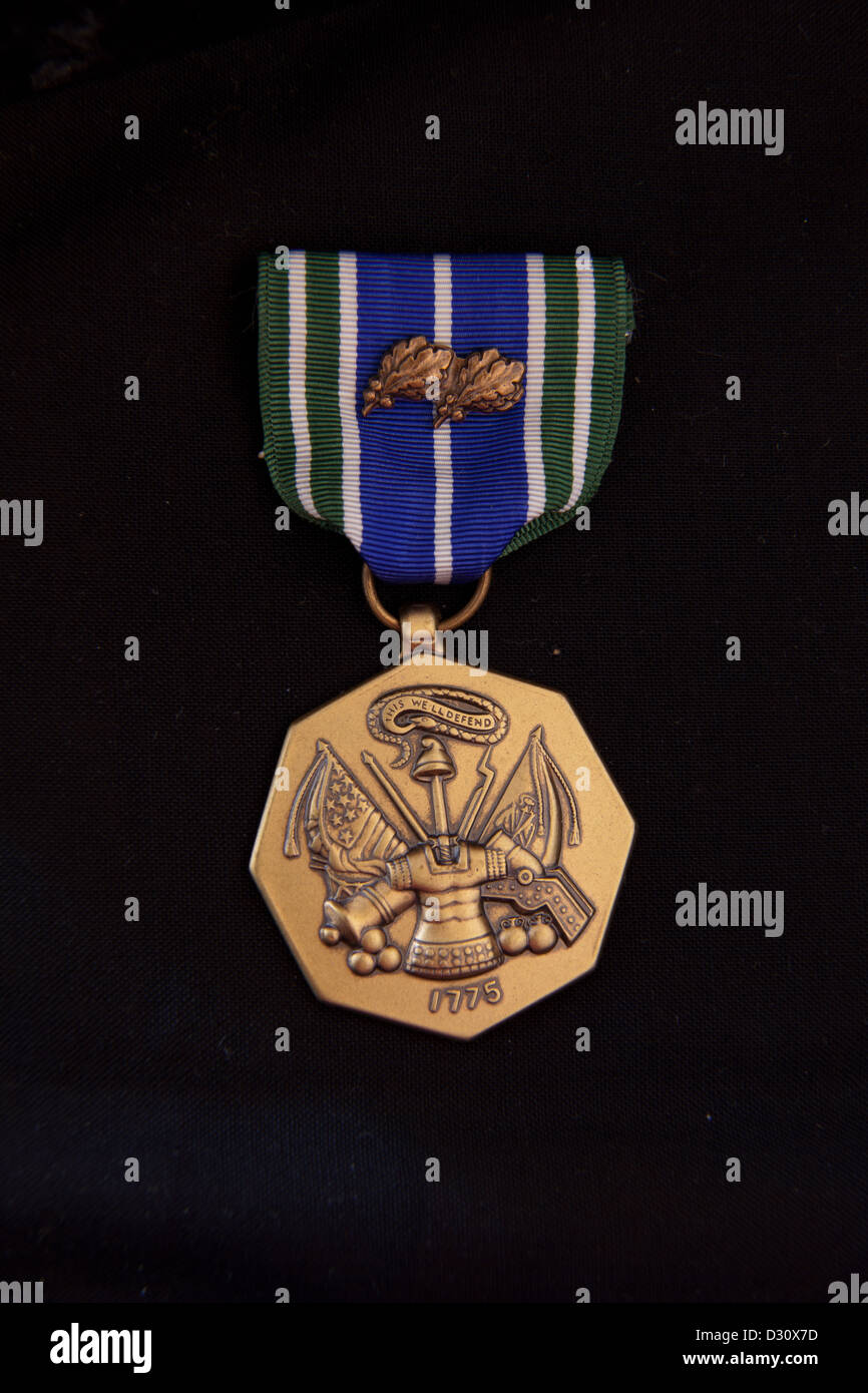Armee Achievement Medal (AAM) mit 2 Oak Leaf Cluster auf schwarz Stockfoto
