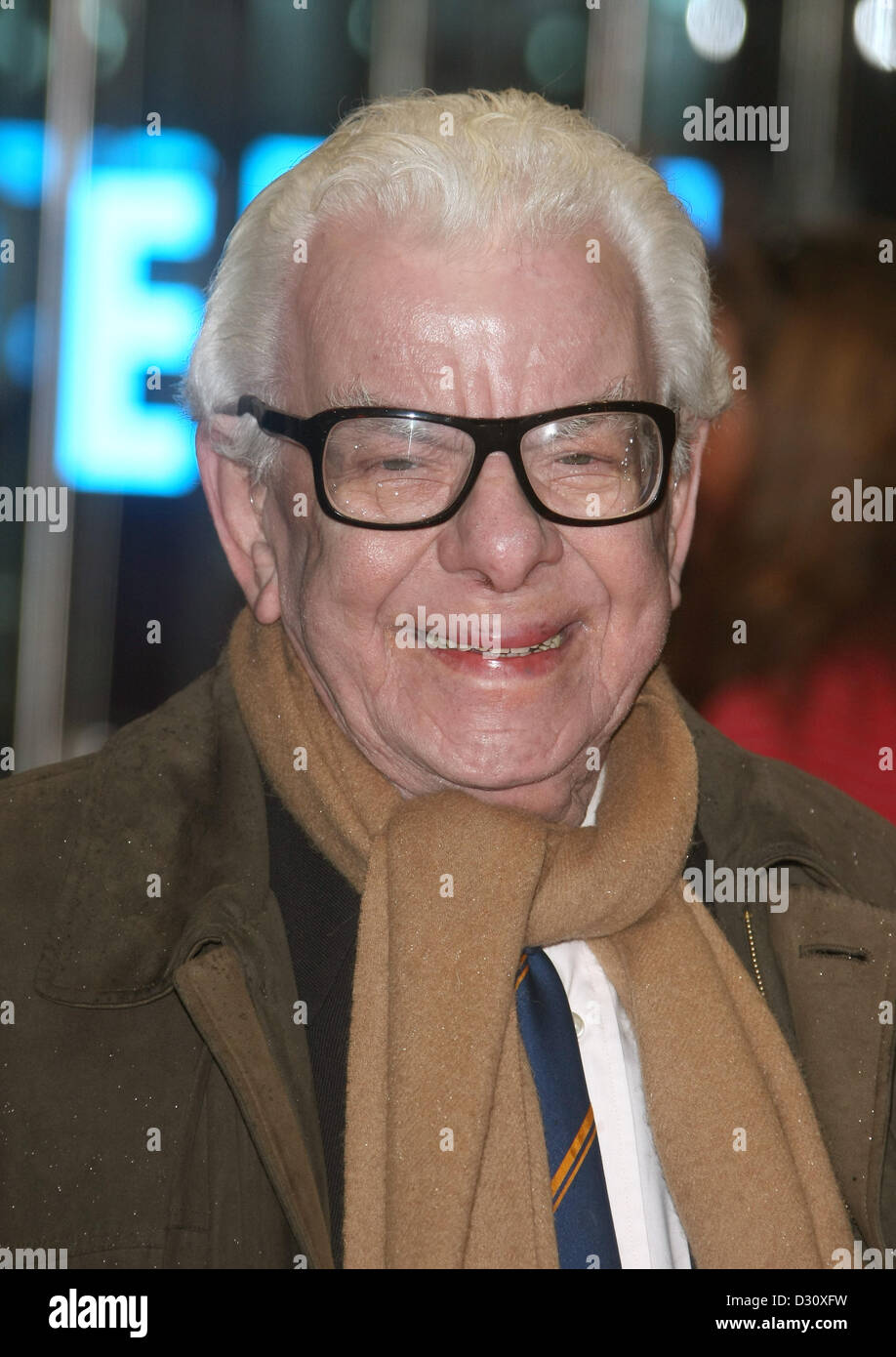 BARRY CRYER LAUF FÜR DEINE FRAU. FILM PREMIERE LONDON ENGLAND UK 5. Februar 2013 Stockfoto