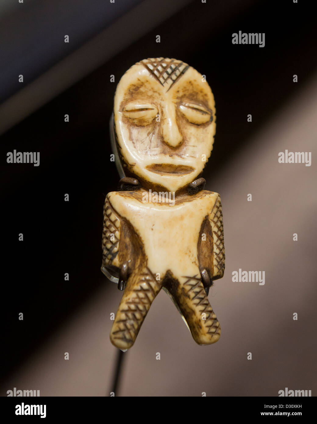 Geschnitzte Elfenbein Figur aus dem Kongo Stockfoto