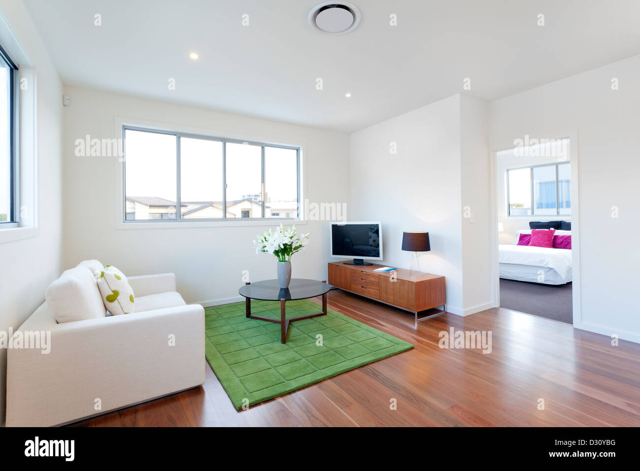 Kleines modernes Wohnzimmer mit TV und couch Stockfoto