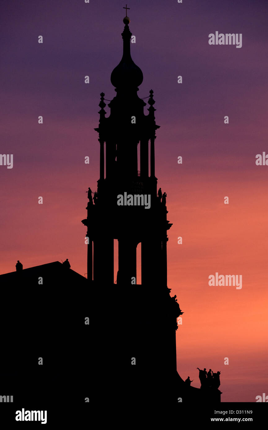 Dresden, Deutschland, die Katholische Hofkirche Silhouette gegen den Abendhimmel Stockfoto