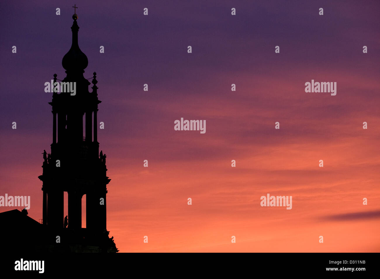 Dresden, Deutschland, die Katholische Hofkirche Silhouette gegen den Abendhimmel Stockfoto