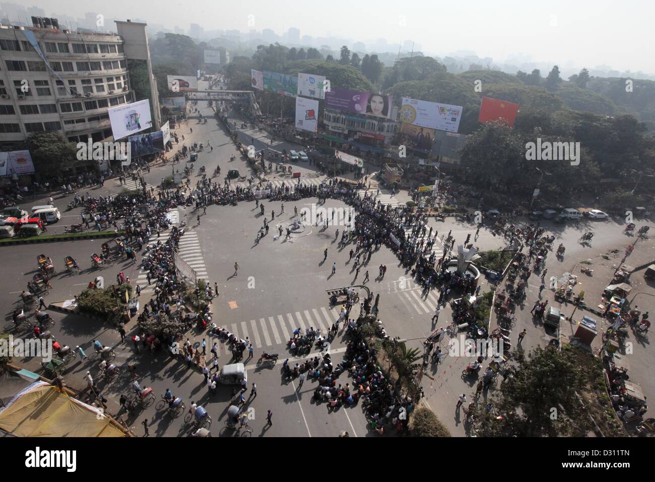 6. Februar 2013 - Dhaka, Bangladesch - Dhaka, Bangladesch - A Top im Shahbag-Bereich während der Protest gegen Mollah Vardict schießt. Bangladeshi Blogger und Online-Aktivisten Netzwerk und Menschen aus allen Lebensbereichen werden ihre Sit-in am Schnittpunkt der Shahbagh in der Hauptstadt für den zweiten Tag in Folge fortgesetzt.  Sie protestieren und fordern die Vergabe von Lebensatz Quader Mollah und Nachfrage Hauptbestrafung, der berüchtigte Kriegsverbrecher. (Bild Kredit: Kredit: Monirul Alam/ZUMAPRESS.com/Alamy live-Nachrichten) Stockfoto