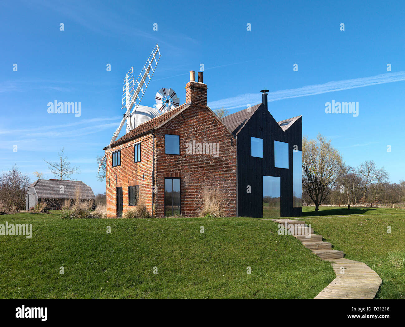 Hunsett Mühle, Stalham, Vereinigtes Königreich. Architekt: ACME, 2010. Seitenansicht mit original-Hütte. Stockfoto