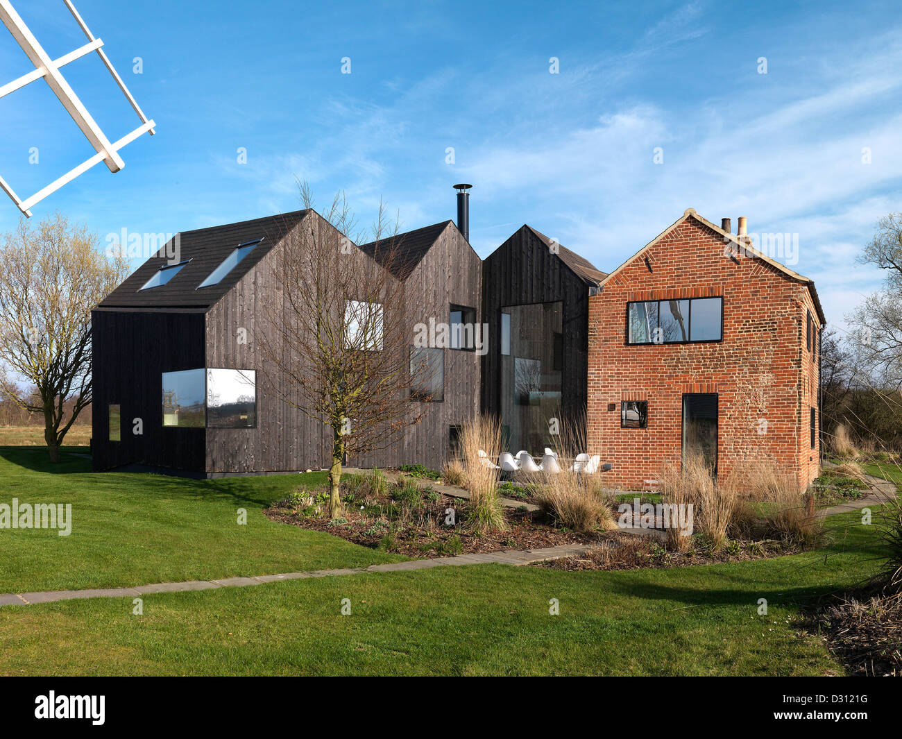 Hunsett Mühle, Stalham, Vereinigtes Königreich. Architekt: ACME, 2010. Gartenansicht mit Windmühle Klinge. Stockfoto
