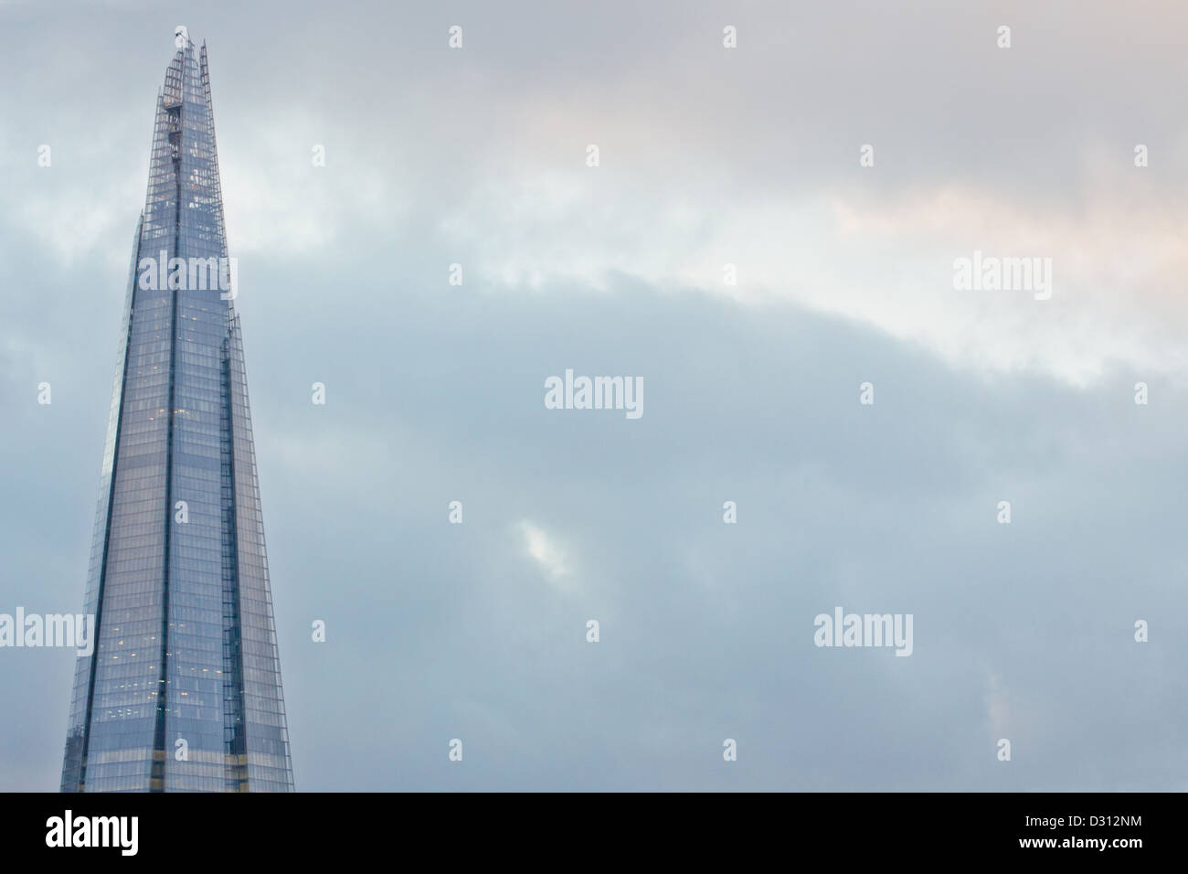 Der Shard London mit Platz für zusätzlichen Text rechts Stockfoto