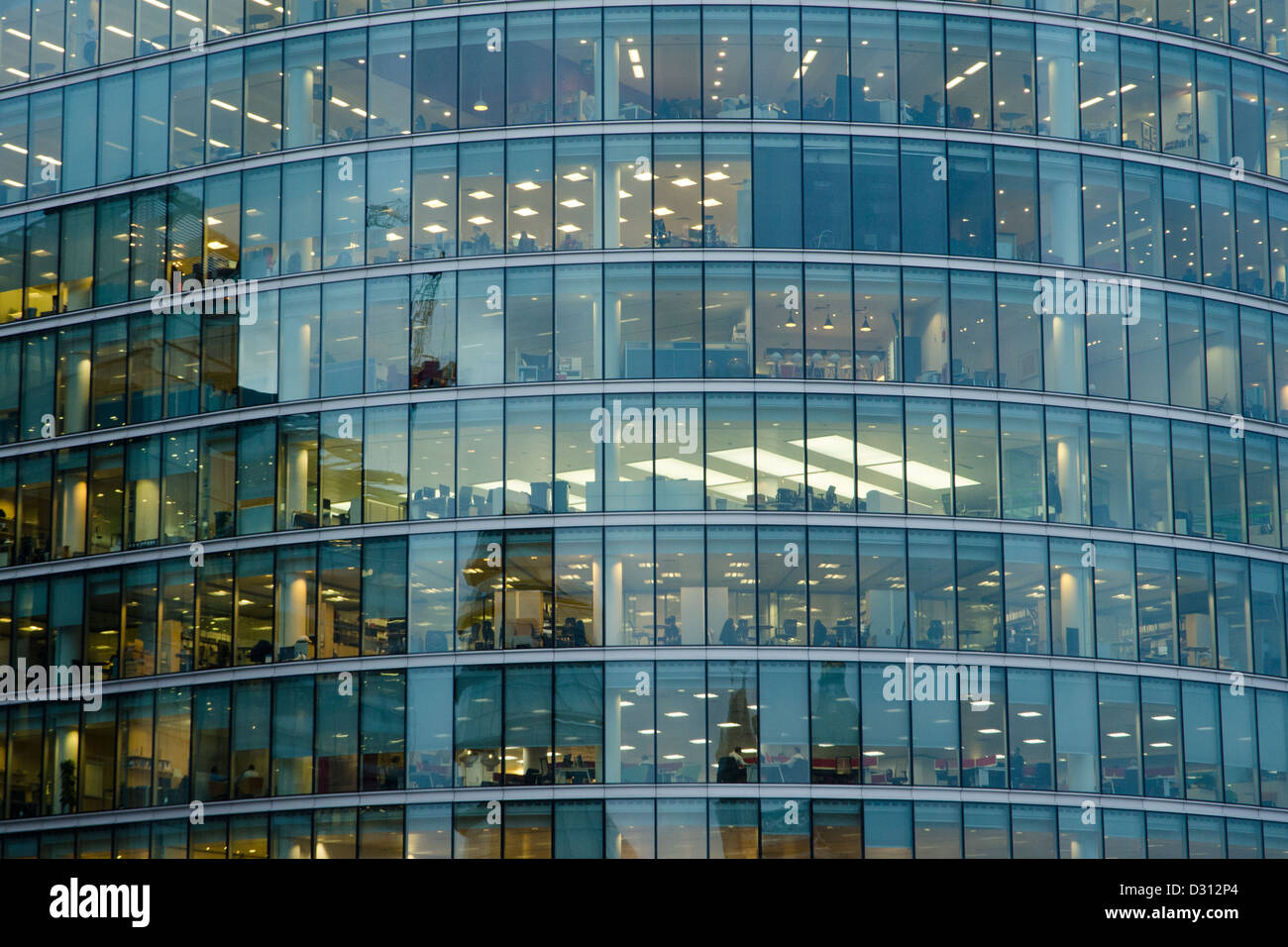 Mehrere Ebenen von einem modernen Bürogebäude in London, Großbritannien Stockfoto