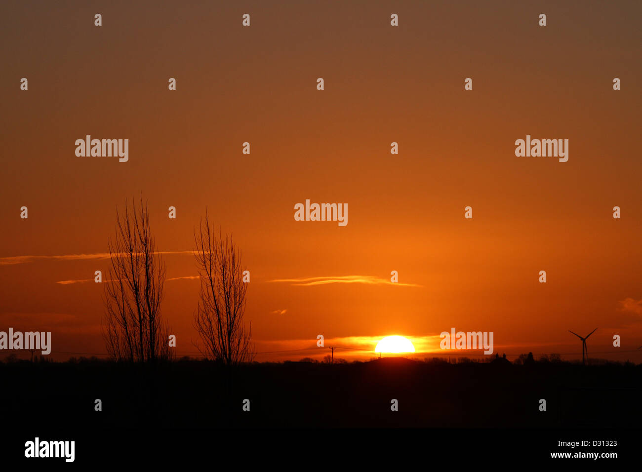 Peterborough, UK.  5. Februar 2013.  Eine schöne warme Glühen bei Sonnenaufgang bei klarem Himmel in Peterborough, Cambridgeshire, wie Schneevorhersage für viele Teile des Landes war. Foto: Credit: Paul Marriott Fotografie/Alamy live-Nachrichten. Stockfoto