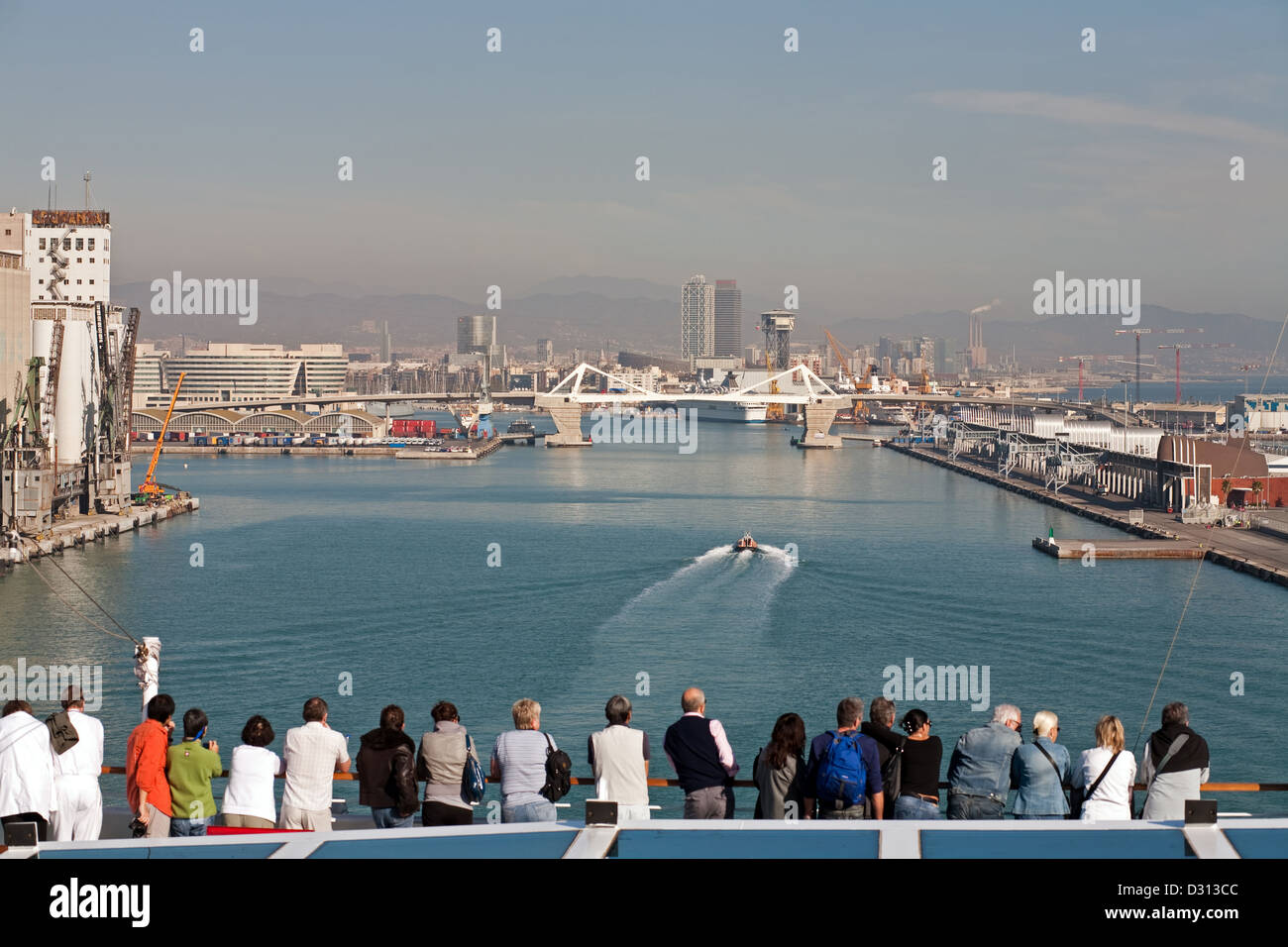 Barcelona, Spanien, Costa Pacifica Kreuzfahrtschiff zieht in port Stockfoto