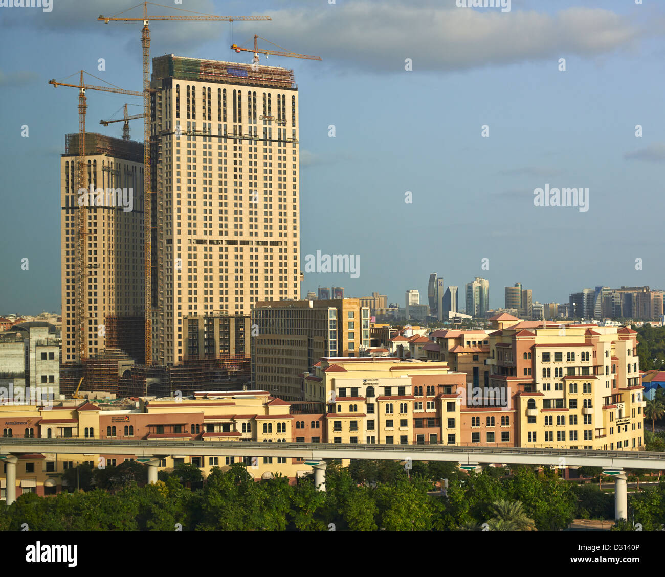 Krane Webstuhl über Hochhaus Bau in Dubai Stockfoto