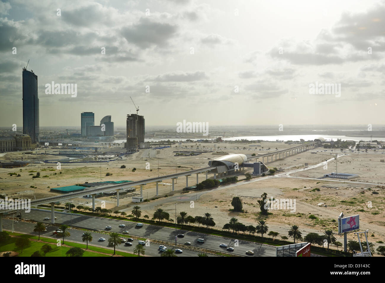 Die Skyline von Dubai mit den Metro-Linien, die über Stockfoto