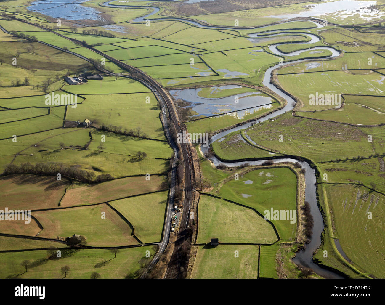 Luftaufnahme des ein Straßen-, Schienen- und Fluss im englischen Landhausstil Stockfoto