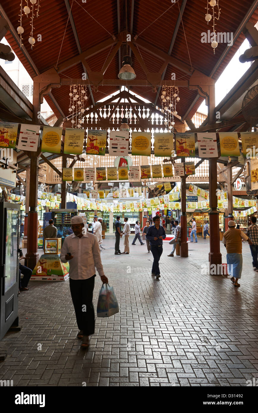 Shopper in einem Freiluftmarkt in Dubai Stockfoto