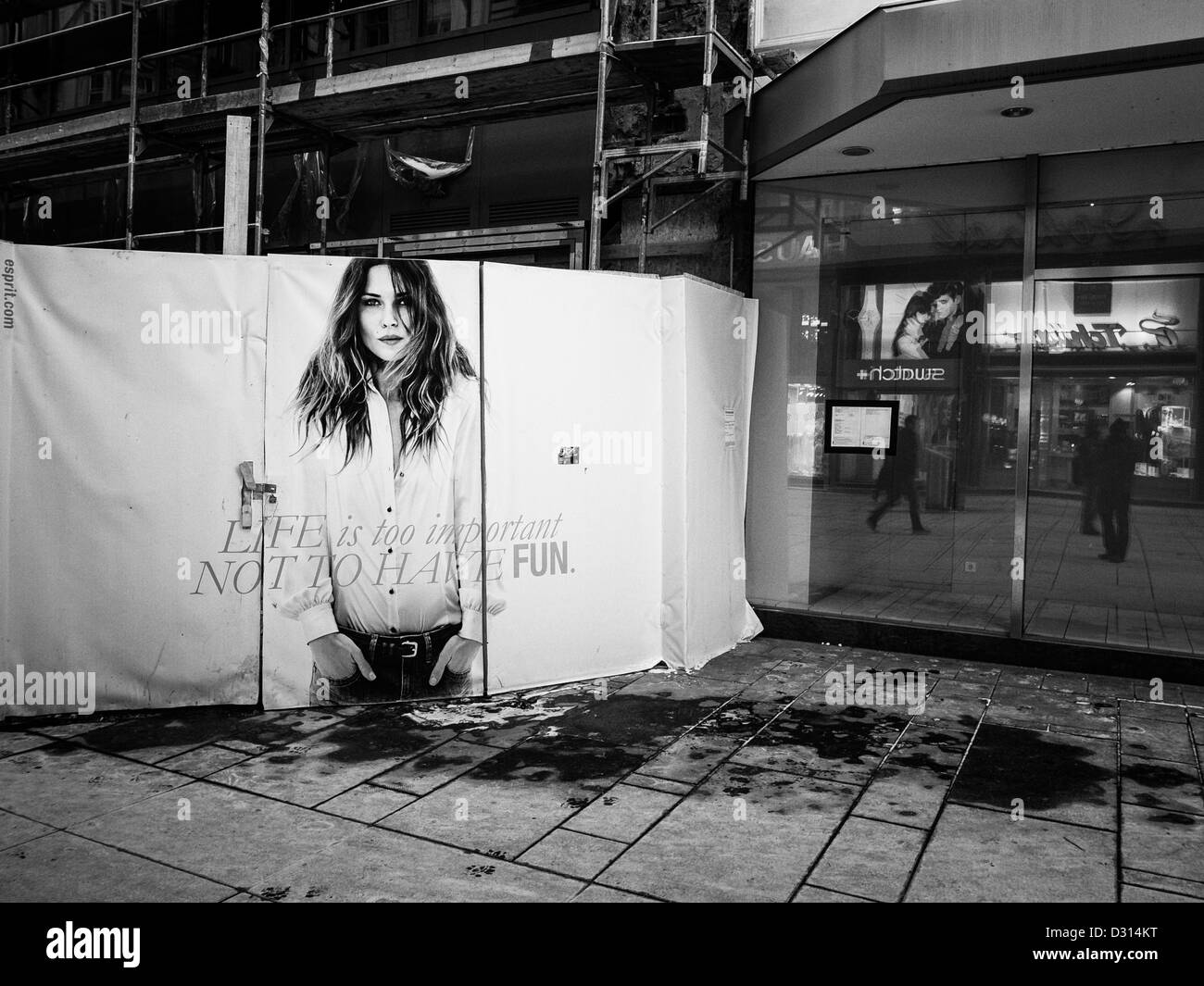 ein Werbeplakat in einer schmutzigen Straße im Cenral Vienna Stockfoto